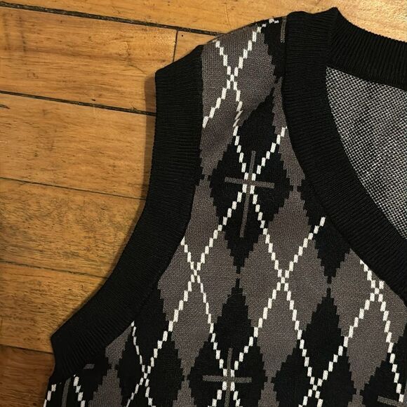 Cosmic Aura Girl’s Black and Grey Argyle Crop Sweater Vest Size 2 - Picture 5 of 8